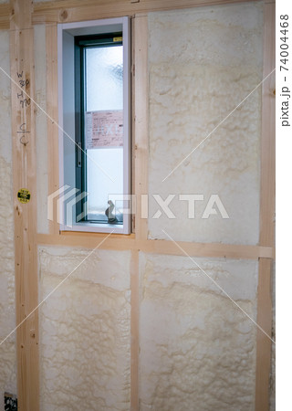 吹付断熱を施した新築一戸建ての工事現場 74004468