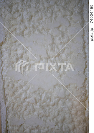 吹付断熱を施した新築一戸建ての工事現場 74004469