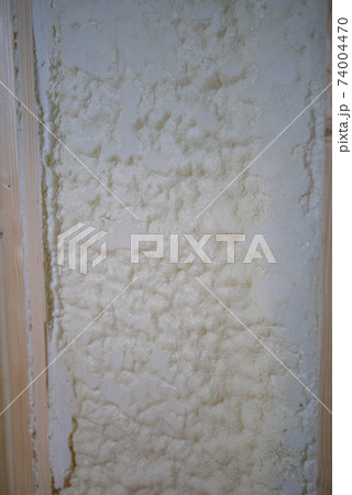 吹付断熱を施した新築一戸建ての工事現場 74004470