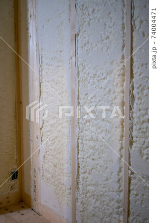 吹付断熱を施した新築一戸建ての工事現場 74004471