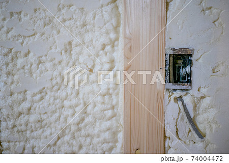 吹付断熱を施した新築一戸建ての工事現場 74004472