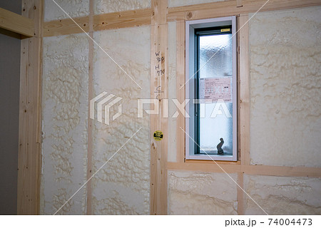 吹付断熱を施した新築一戸建ての工事現場 74004473