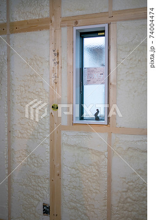 吹付断熱を施した新築一戸建ての工事現場 74004474