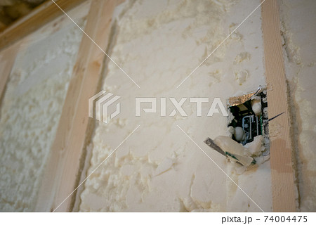吹付断熱を施した新築一戸建ての工事現場 吹付断熱を施した新築一戸建ての工事現場 74004475