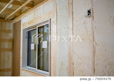 吹付断熱を施した新築一戸建ての工事現場 74004476