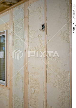 吹付け断熱を施した新築一戸建ての工事現場 74004539