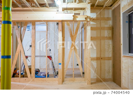 吹付け断熱を施した新築一戸建ての工事現場 吹付け断熱を施した新築一戸建ての工事現場 74004540