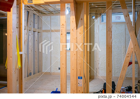 吹付け断熱を施した新築一戸建ての工事現場 74004544
