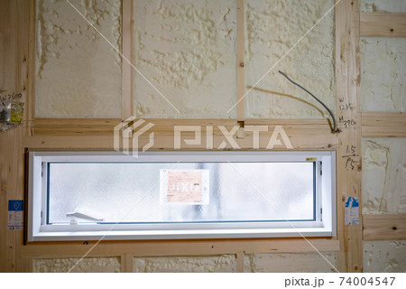 吹付け断熱を施した新築一戸建ての工事現場 74004547