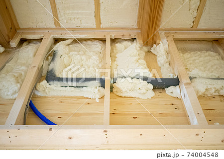吹付け断熱を施した新築一戸建ての工事現場 74004548