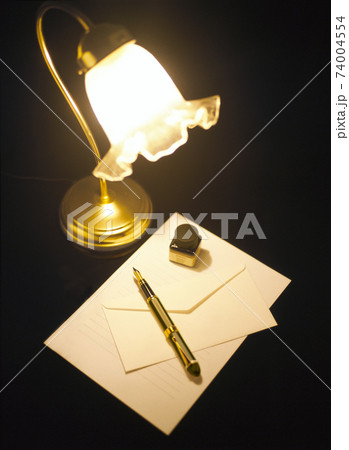 スタンドと万年筆と便箋 74004554