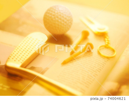 雑誌とゴルフクラブとティー 74004621