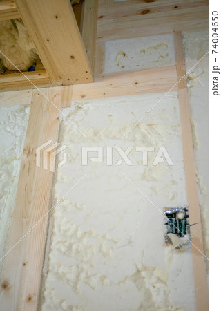 吹付け断熱を施した新築一戸建ての工事現場 74004650