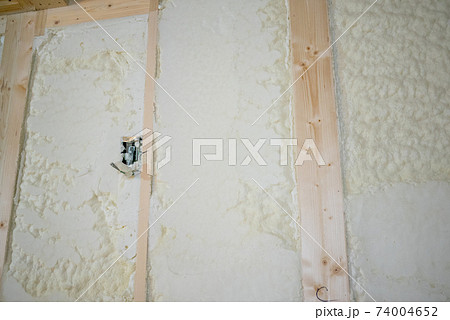 吹付け断熱を施した新築一戸建ての工事現場 74004652