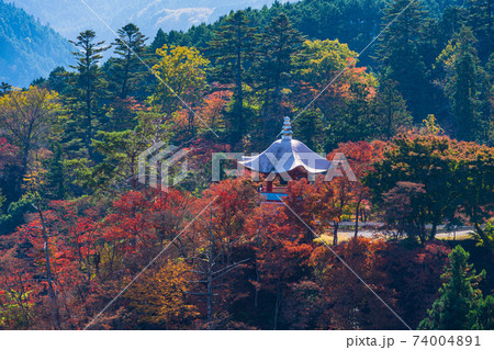 埼玉県 紅葉に包まれた 白雲山鳥居観音 大鐘楼の写真素材