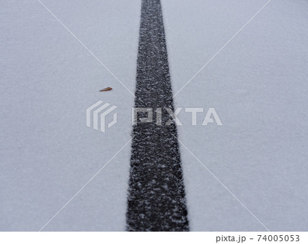 道路に積もった雪と轍の写真素材