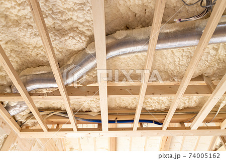 吹付け断熱を施した新築一戸建ての工事現場 74005162