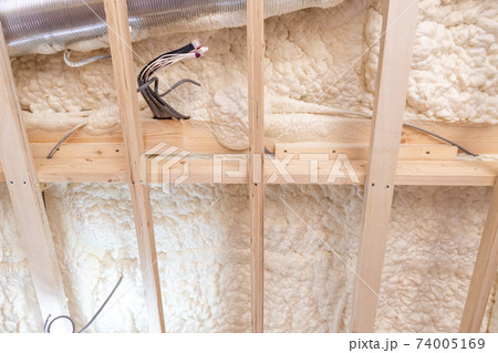吹付け断熱を施した新築一戸建ての工事現場 吹付け断熱を施した新築一戸建ての工事現場 74005169