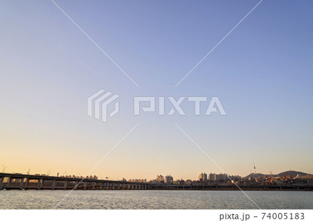 空 桟橋 夕暮れ 74005183