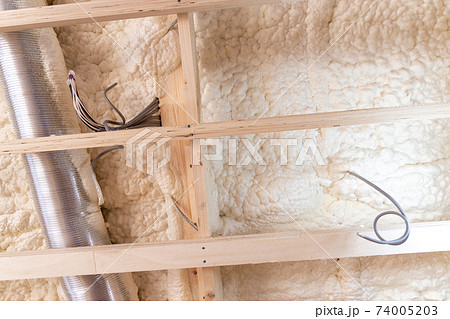 吹付け断熱を施した新築一戸建ての工事現場 74005203