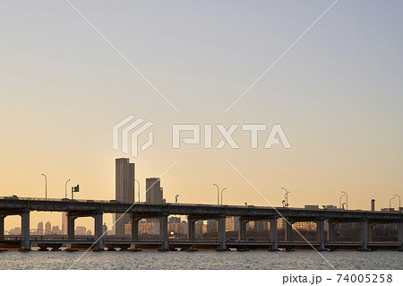 桟橋 現代建築 夕暮れ 74005258