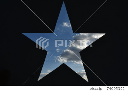 星のシルエットに写る青空 74005392