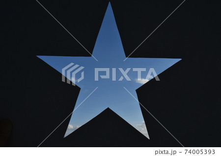 星のシルエットに写る青空 74005393