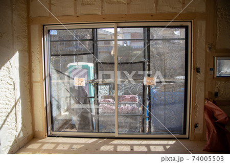 吹付け断熱を施した新築一戸建ての工事現場 吹付け断熱を施した新築一戸建ての工事現場 74005503