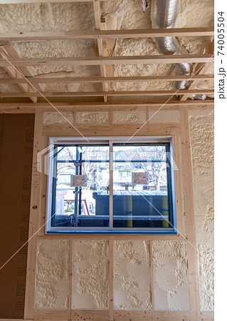 吹付け断熱を施した新築一戸建ての工事現場 吹付け断熱を施した新築一戸建ての工事現場 74005504