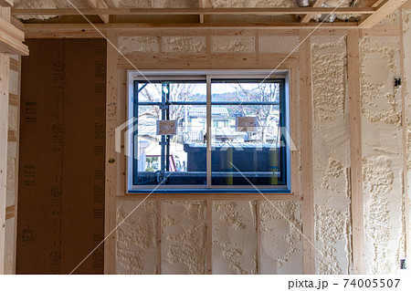 吹付け断熱を施した新築一戸建ての工事現場 74005507