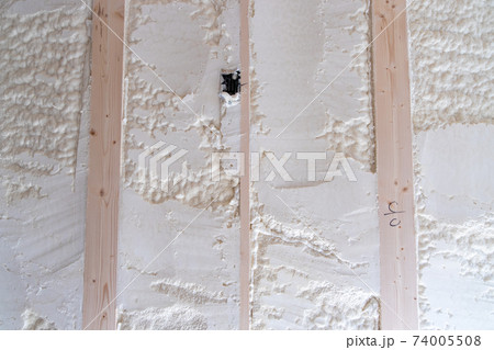 吹付け断熱を施した新築一戸建ての工事現場 74005508