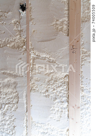 吹付け断熱を施した新築一戸建ての工事現場 74005509