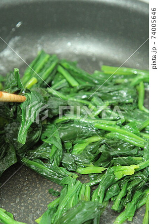 ほうれん草の炒め物 74005646