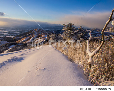 冬の平尾台貫山山頂からの眺め 74006079