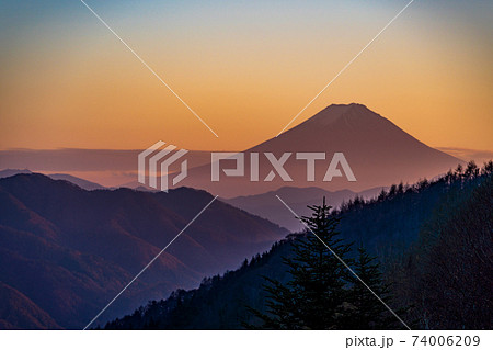 (山梨県)秋の柳沢峠から望む富士山 夕景 (山梨県)秋の柳沢峠から望む富士山 夕景 74006209