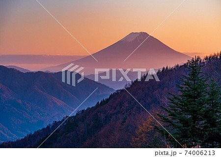 (山梨県)秋の柳沢峠から望む富士山 夕景 (山梨県)秋の柳沢峠から望む富士山 夕景 74006213