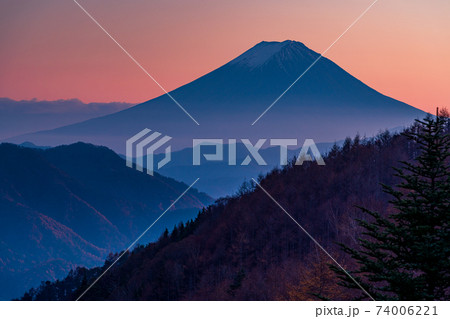 (山梨県)秋の柳沢峠から望む富士山 夕景 (山梨県)秋の柳沢峠から望む富士山 夕景 74006221