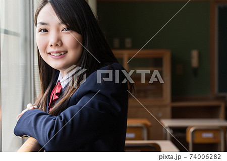 放課後に教室に居残りしている女子高生　高校生　生徒 74006282