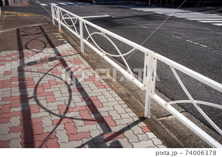 歩道・ガードレール・街並み 歩道・ガードレール・街並み 74006378