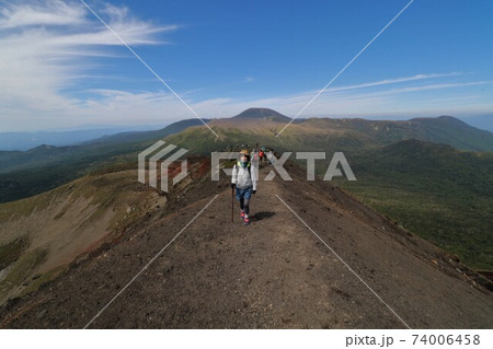 登山する女性 74006458