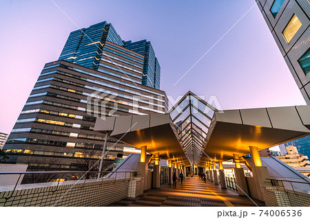 日本の東京都市景観　ゲートシティ大崎などを望む（夕景） 74006536
