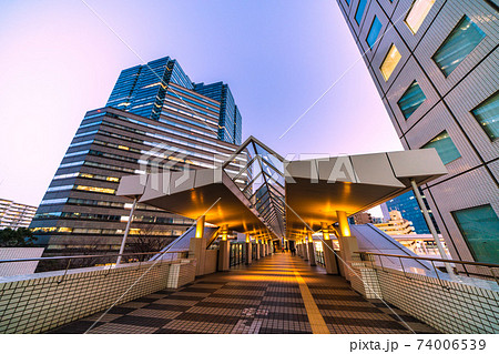 日本の東京都市景観 ゲートシティ大崎などを望む(夕景) 日本の東京都市景観 ゲートシティ大崎などを望む(夕景) 74006539