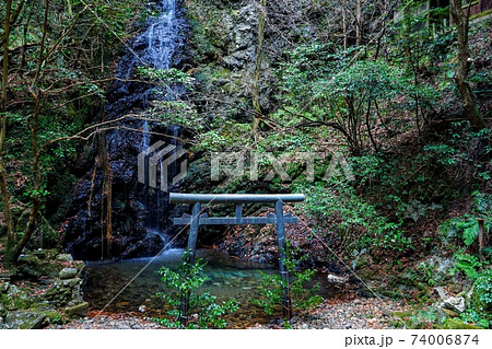 神秘の秘境　岩門の滝 74006874