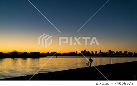 葛西臨海公園の夕焼けと釣り人の写真素材