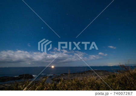冬の海の上に冴え渡るオリオン座 74007267