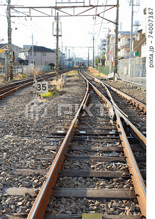 首都圏の踏切を通る鉄道の線路 首都圏の踏切を通る鉄道の線路 74007387