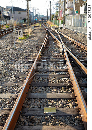 首都圏の踏切を通る鉄道の線路 74007388