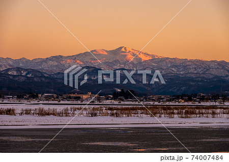 霊峰白山と山並み/夕焼け(石川県能美市から) 1月撮影 霊峰白山と山並み/夕焼け(石川県能美市から) 1月撮影 74007484
