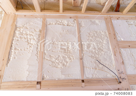 吹付け断熱を施した新築一戸建ての工事現場 74008083