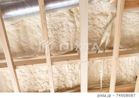 吹付け断熱を施した新築一戸建ての工事現場 74008087